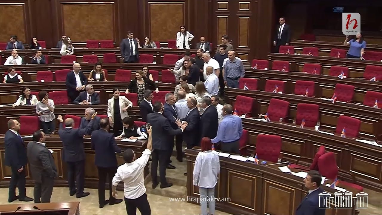 «Դավաճան», «Դավաճանը մերդ ա». Անկառավարելի իրավիճակ ԱԺ-ում