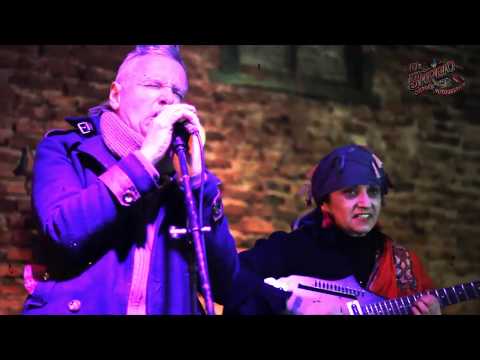 CONFUSIÓN DEL MUNDO. FT  ANDREA PRODAN - SIlver Moon (En vivo en El Barrio Cultural)