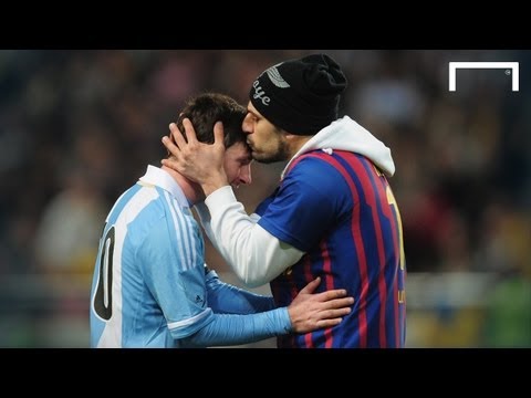 Fanático interrumpe partido para besar a Messi en la cabeza