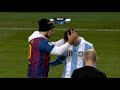 Fanático interrumpe partido para besar a Messi en la cabeza