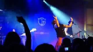 01 Intro - Genau der Moment - Seite an Seite