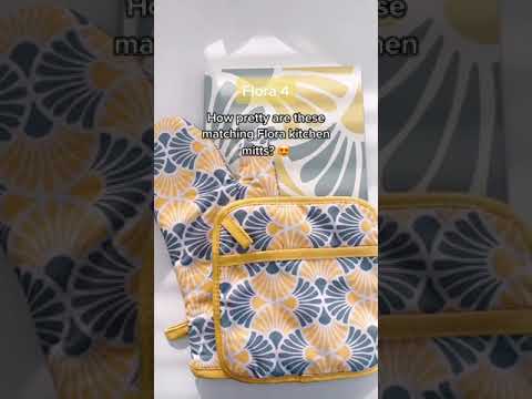 How pretty are these matching Flora kitchen mitts?