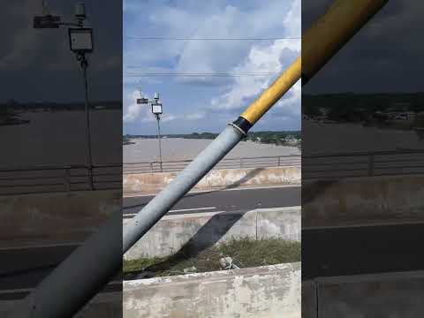 o Rio de Cruzeiro do Sul Acre.  a segunda maior cidade do Acre