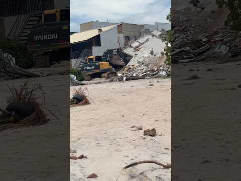 Chuvas causam desastres em Rio Bananal Es #desastresnaturales #praiajesuina #excavator #tempestade