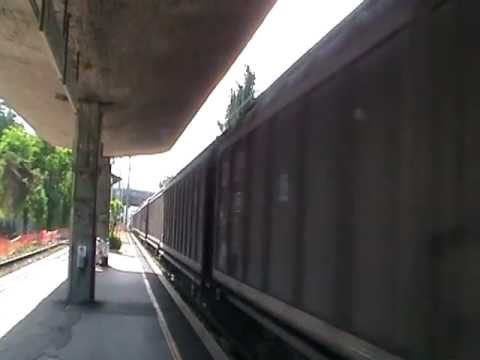 E655.445 con carri postali in transito a Latina