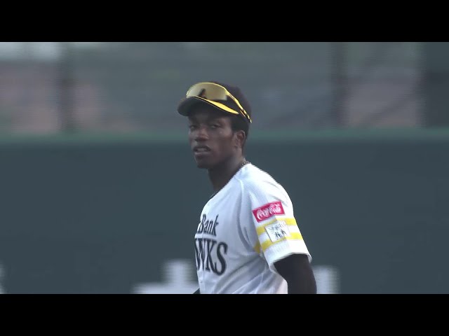 【ファーム】軽快な守備!! ホークス・イヒネイツア 難しい体勢から正確な送球でアウトに!! 2025年7月3日 福岡ソフトバンクホークス 対 阪神タイガース