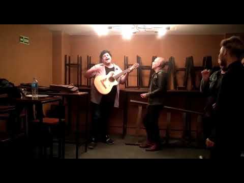 Pol mun con el artista callejero tito Parodi