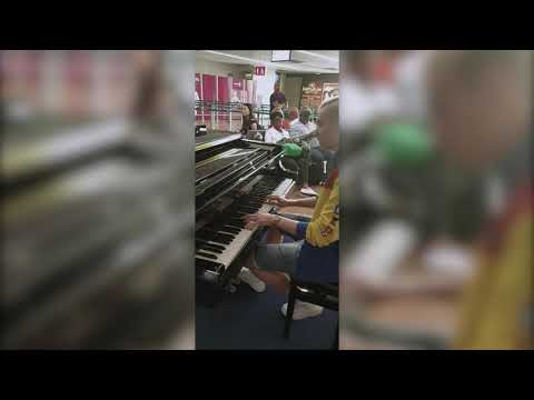 Nuvole Bianche - Piano performance at Roma Airport