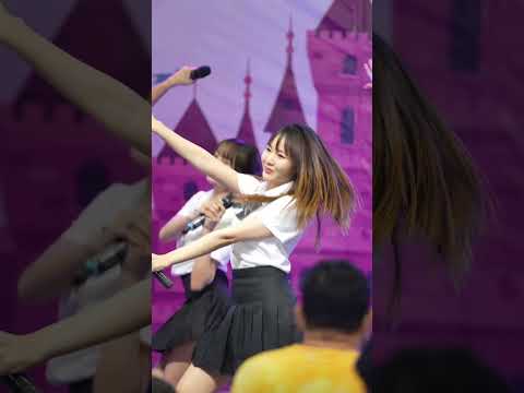 ปั่นป่วน - The Glass Girls [ Pim Fancam ] @TheMarketIdolStreet