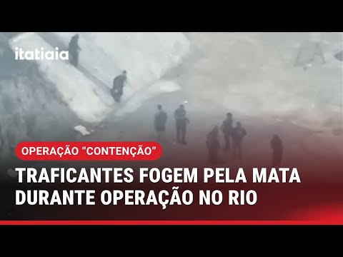 VEJA MOMENTO QUE TRAFICANTES DO COMANDO VERMELHO FOGEM PELA MATA DURANTE OPERAÇÃO NA PENHA E ALEMÃO
