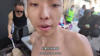 [問卦] 晚餐吃Costco 熱狗 是不是比流浪漢吃的差