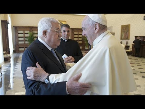 شاهد محمود عباس يلتقي البابا فرنسيس في الفاتيكان