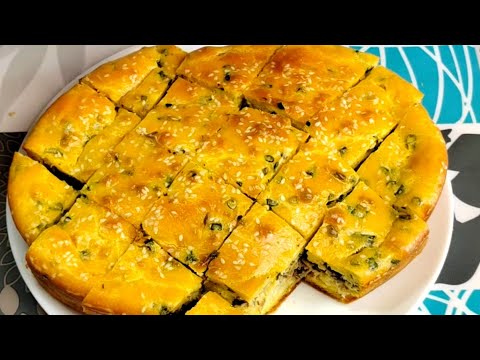 Заливной пирог из теста на сметане с рыбными консервами и картофелем.