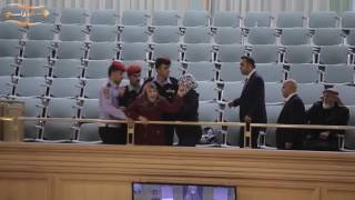 سيدة تقاطع جلسة النواب من الشرفات