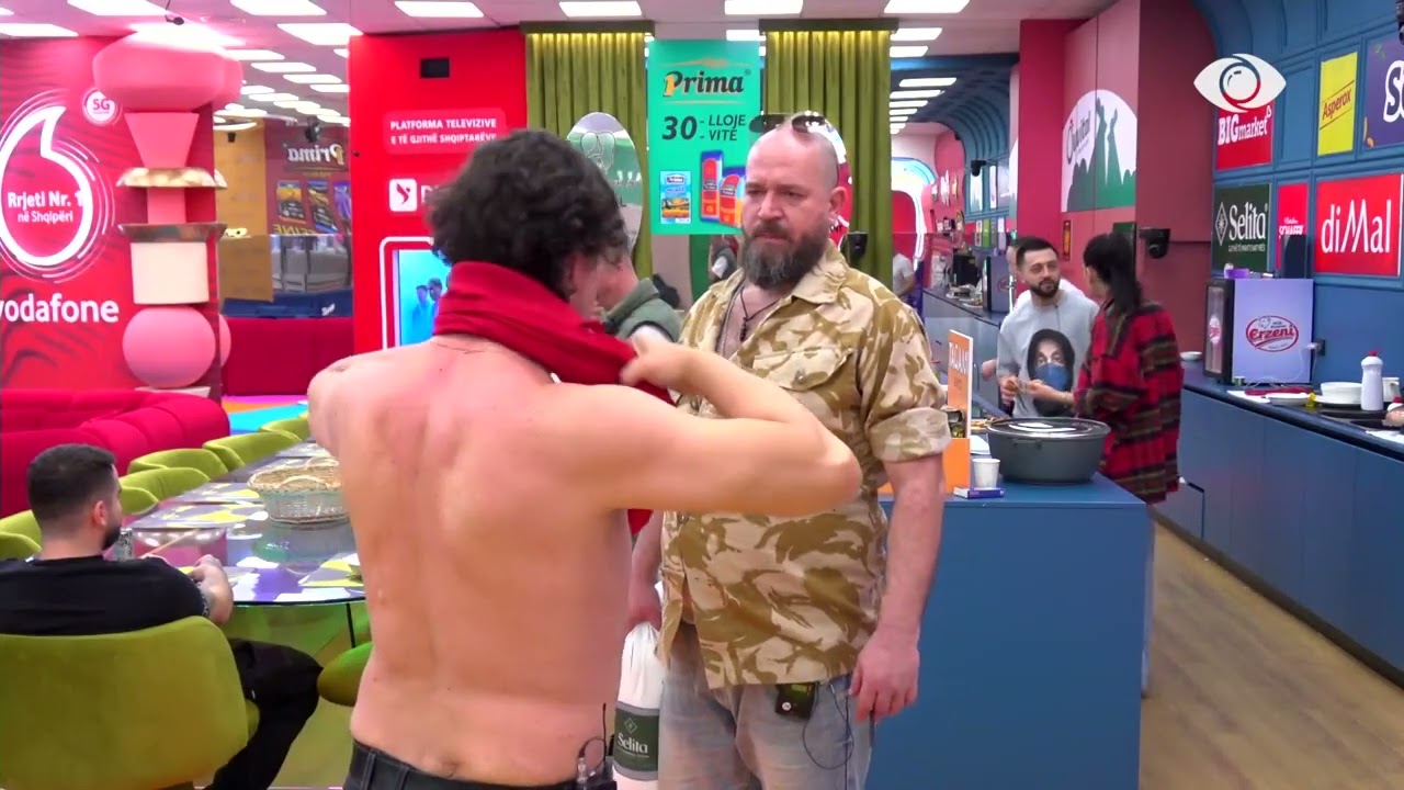 Laerti i dhuron bluzën Gjestit: Me që patëm atë dje, të jemi të dy me bluzë të kuqe
