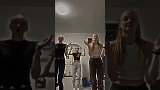 Shower dance trend... Dancing in the mirror, and singing in the shower🎶 #shower #beckyg