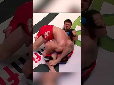 📽️Вспомним острый момент под концовку раунда @Abdulaziz_Abdulvakhabov vs @Ali_Hulk_Bagov на #ACB89