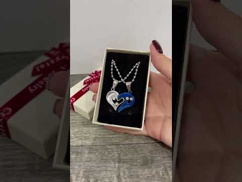 Подарок парню девушке "Парные кулоны для влюбленных сердце цвет серебро и небесный" на цепочках в коробочке - фото 1 - id-p1899906744