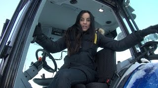 Kaaran Mia Pelttarilla koeajossa Valtran iso ja voimakas T-sarjalainen