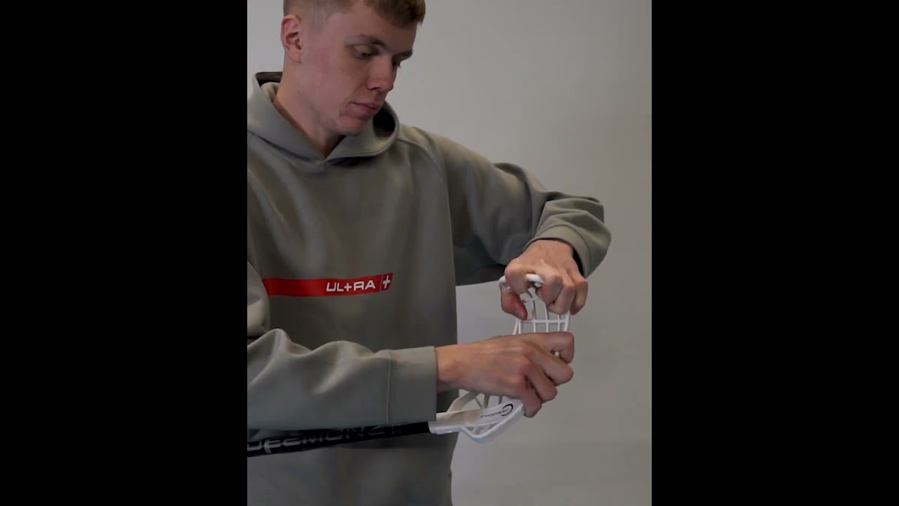 LIAM ÅSTRÖM, AIK Innebandy, demonstrerar sitt personaliserade innebandyblad