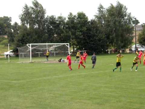 Rzut karny w meczu Delta Miszewko - Orzeł Goleszyn