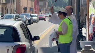 La tradizione di Santa Rita: la benedizione di auto, bici e moto con una lunga fila di veicoli in...