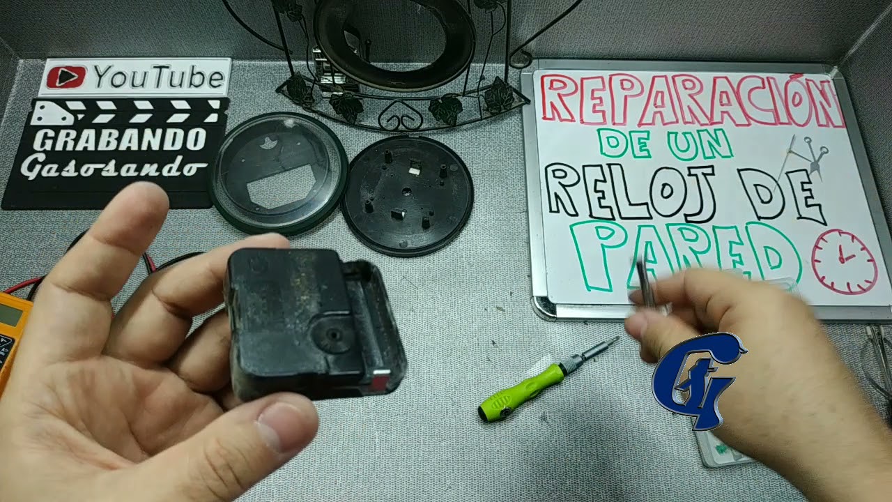 Reparación de un reloj de pared.