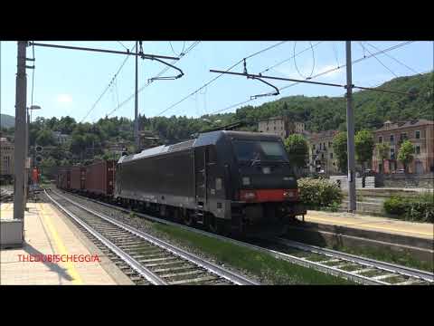 IL SALUTO DELLA E.484 CON MERCI IN TRANSITO VELOCE A RONCO SCRIVIA. (GE) SAB. 12 - 6 - 2021.