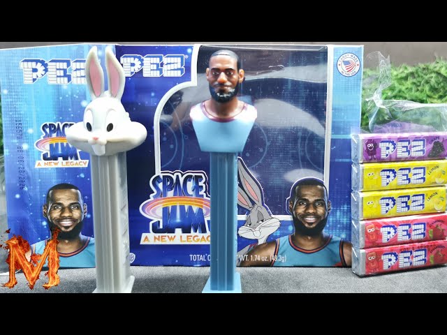 Vídeo relacionado con PEZ Candy Juego de regalo Space Jam, Bugs Bunny & Lebron James Dispensers y seis paquetes de caramelos