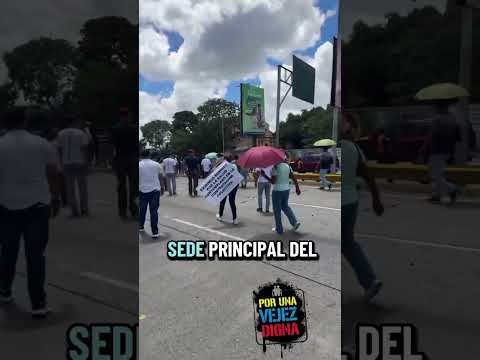 Jubilados de la CANTV trancan la avenida Libertador Caracas Venezuela