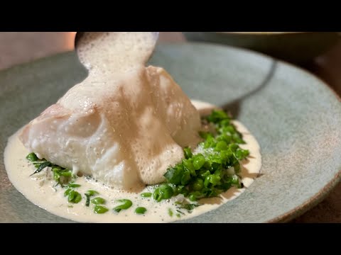 Hälleflundra med vitvinssås och gaffelmosade ärtor