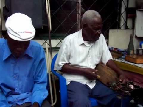 Moundanda jouant du Nsâmbi Vidéo Makouaya 2009
