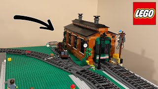 Platzieren Sie den alten Lokschuppen in der LEGO City!