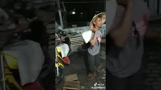 Download lagu Viral video nunggu THR mp3 Download lagu Viral video nunggu THR mp3