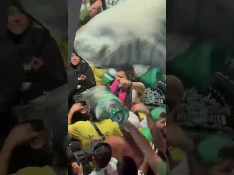 "El fotógrafo dándolo todo  " Barra: Los del Sur &bull; Club: Atlético Nacional