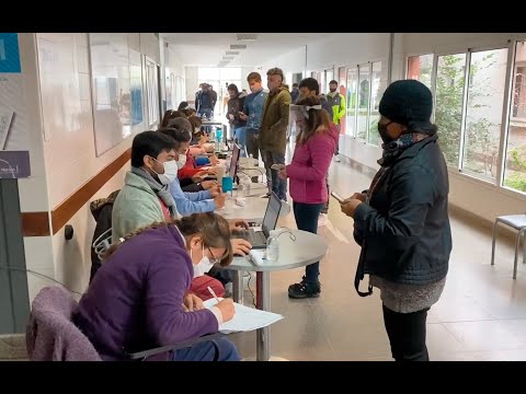 Repuntó la concurrencia de personas para vacunarse contra COVID-19 en el hospital Papa Francisco