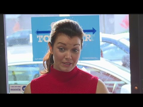 Actress Bellamy Young campaigns for Clinton in Boardman