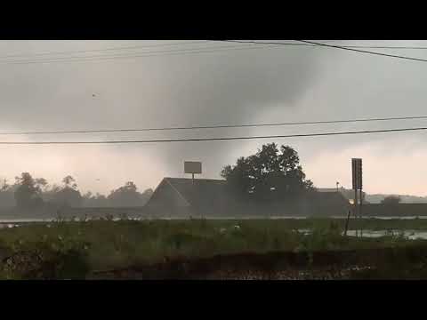 Une autre #tornade sur une route du #Texas : 9 tornades ont été signalées aux USA aujourd'hui