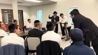 Rav Mota Frank At Mesivta Of Houston (הרב מוטה פראנק) - התמונה מוצגת ישירות מתוך אתר האינטרנט יוטיוב. זכויות היוצרים בתמונה שייכות ליוצרה. קישור קרדיט למקור התוכן נמצא בתוך דף הסרטון