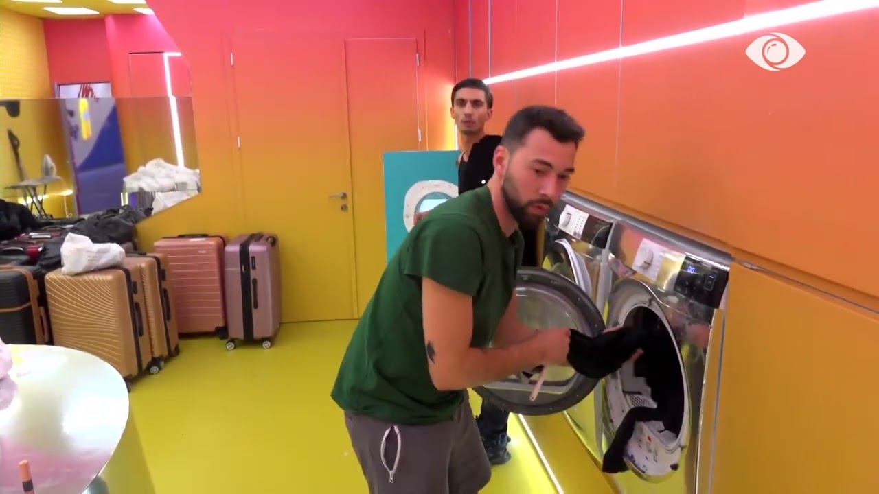 “Po nuk deshe vëmendje shko dhe mbyllu në banjo”/ Juxhini-Armelës: Ti do vëmendjen time…