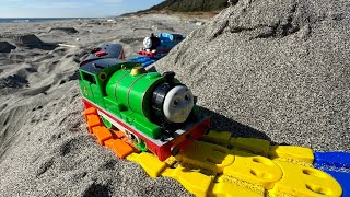Talking Thomas the Tank Engine ☆ Original Plarail course on the sandy beach!
