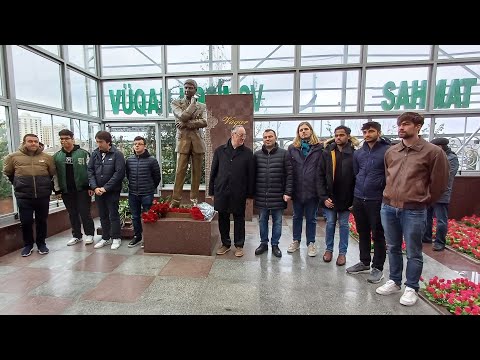 Players visit Vugar Gashimov's grave at Alley of Honor in Baku, Azerbaijan