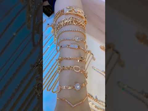 Gresik, tempatnya nambah koleksi perhiasan! ✨💖 Siapa yang bisa nolak cincin dan gelang emas yang kece ini?