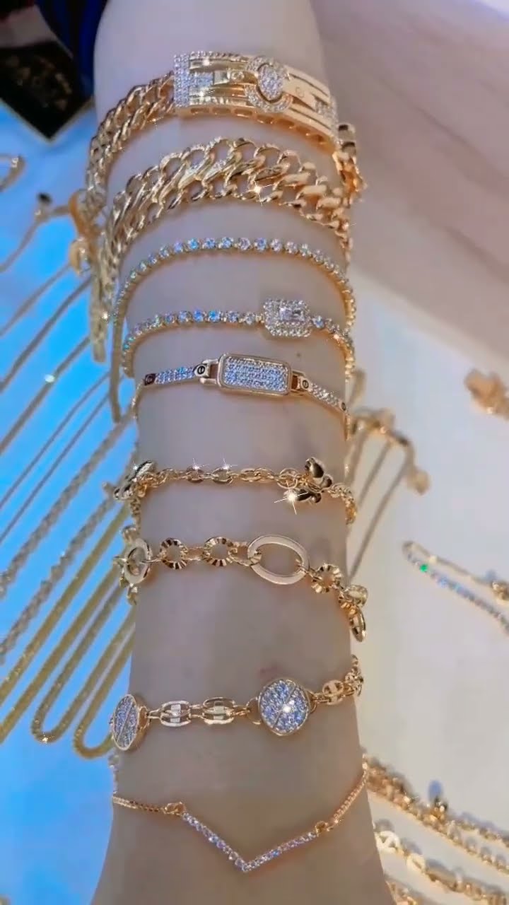 Gresik, tempatnya nambah koleksi perhiasan! ✨💖 Siapa yang bisa nolak cincin dan gelang emas yang kece ini?