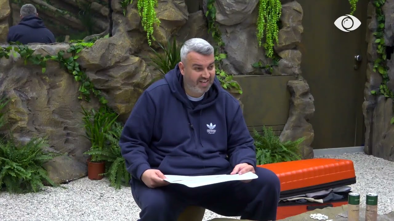 Zarf për Rogertin, duhet të ftojë tre banorë të tjerë për biseda reflektimi: Mal, Selin dhe Stenaldo