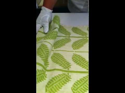 Al M. Valenciano, Diretor do Museu Ilocos Norte, discute um cobertor