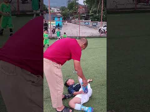 Mama Papa Kaget Kaki Ara Sakit Keseleo Dibantu Teman Cantiknya Lg Sekolah Sepak Bola. Hati-Hati 🥺⚽