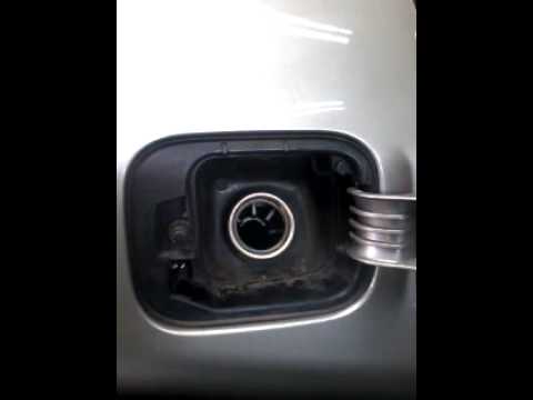 Skoda Oktawia 2 demontaż klapki wlewu paliwa