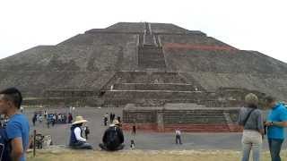 preview picture of video 'Teotihuacan - Calzada de los muertos, pirámide de la luna y pirámide del sol'