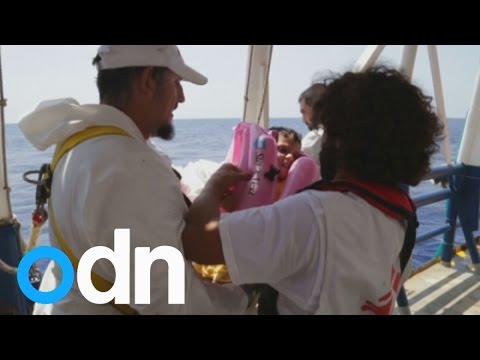 Un'imbarcazione si ribalta vicino alla Libia con a bordo 600 migranti, 25 morti